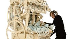 Wintergatan vyrobili hrací stroj se dvěma tisíci kovových kuliček