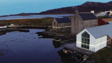 Světelná instalace Lines upozorňuje na skotských ostrovech na změny klimatu
