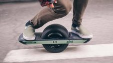 Onewheel Pint je elektrický skateboard s jedním velkým kolem uprostřed