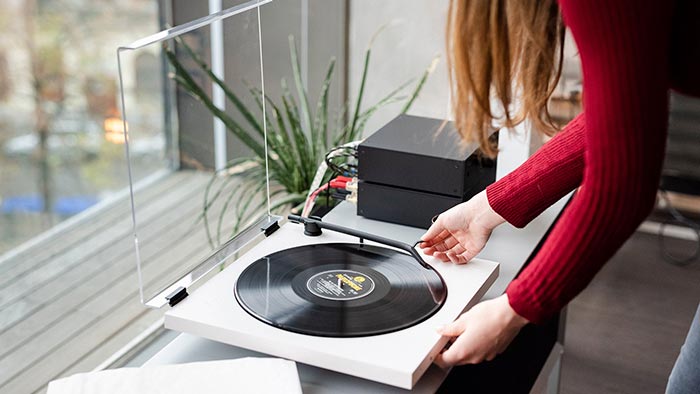 Tone Turntable je minimalistický gramofon s bluetooth vyrobený v Česku