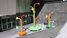Arborhythm je instalace tří laviček s barevnými hlásnými troubami vydávající podivné zvuky