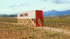 Mezi vinicemi ve španělské oblasti Rioja vznikl degustační pavilon ze dřeva