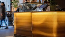Španělská kavárna má podsvícený bar vyrobený 3Dtiskem z kávového odpadu