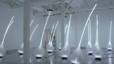 I Am Storm je kinetická instalace ze stojacích lamp pohybujících se jako tráva ve větru
