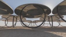 Olafur Eliasson povídá o své instalaci zrcadlových slunečníků umístěných v katarské poušti