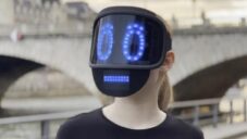 Qudi Mask 2 umí anonymizovat nositele a ukázat jeho výrazy v reálném čase