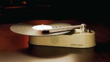 Vibespin je malý přenosný gramofon se zabudovaným reproduktorem v retro balení