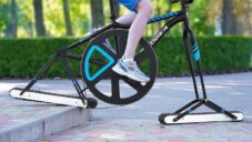 Američan vyrobil plně funkční jízdní kolo s pásy místo klasických kol