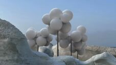 Vincent Leroy postavil na řeckém sopečném ostrově Milos kinetickou instalaci Molecular Cloud
