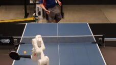 Robot vybavený umělou inteligencí Google DeepMind umí hrát ping pong s lidskými protihráči