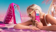 HMD Barbie Phone je hloupé retro véčko bez sociálních sítích se zrcátkem na čelní straně