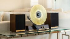 Fuse Audio navrhlo stolní gramofon GLD pro vertikální přehrávání vinylů