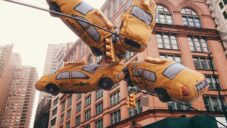 Filmař v New Yorku natočil létající gumové mraky a srážku čtyř gumových vozů taxi