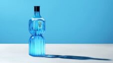 Thomas Heatherwick navrhl pro Bombay Sapphire láhev a sérii sklenic na koktejly