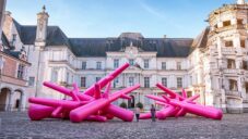 Eness vytvořili před zámkem Chateau de Blois instalaci z růžových stromů Modern Guru